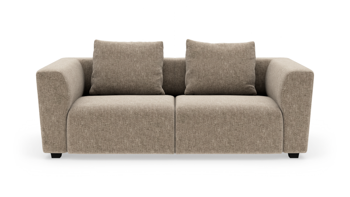 Beige to-personers sofa med brede armlæn og to ryghynder, frilagt på hvid baggrund.