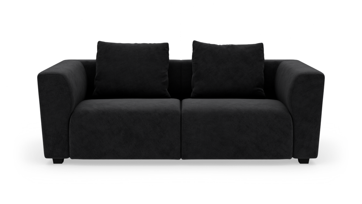 Sort tosæders sofa med brede armlæn og to store puder, frilagt på hvid baggrund.