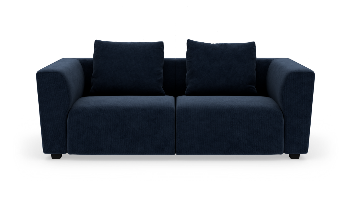 Mørkeblå 2-personers sofa med to puder, fotograferet forfra på hvid studiobaggrund.