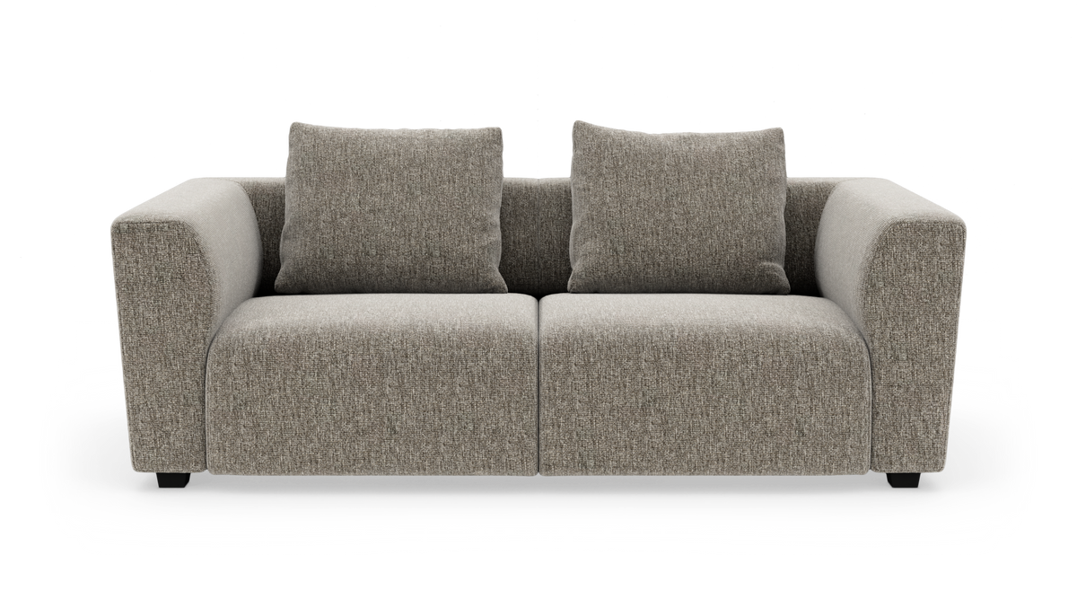 To-personers sofa i gråmeleret stof med brede armlæn og to rygpuder, frontvist mod hvid baggrund.