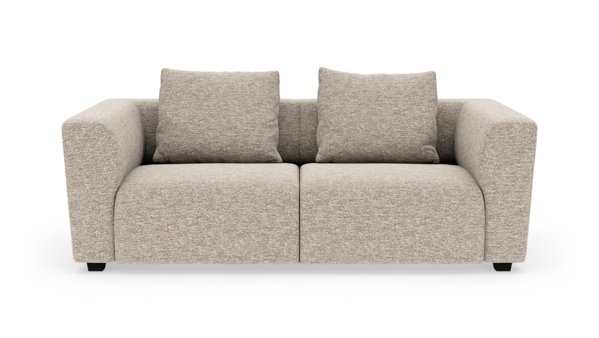 Beige 2-personers sofa med brede armlæn og to løse ryghynder, frilagt på hvid baggrund.