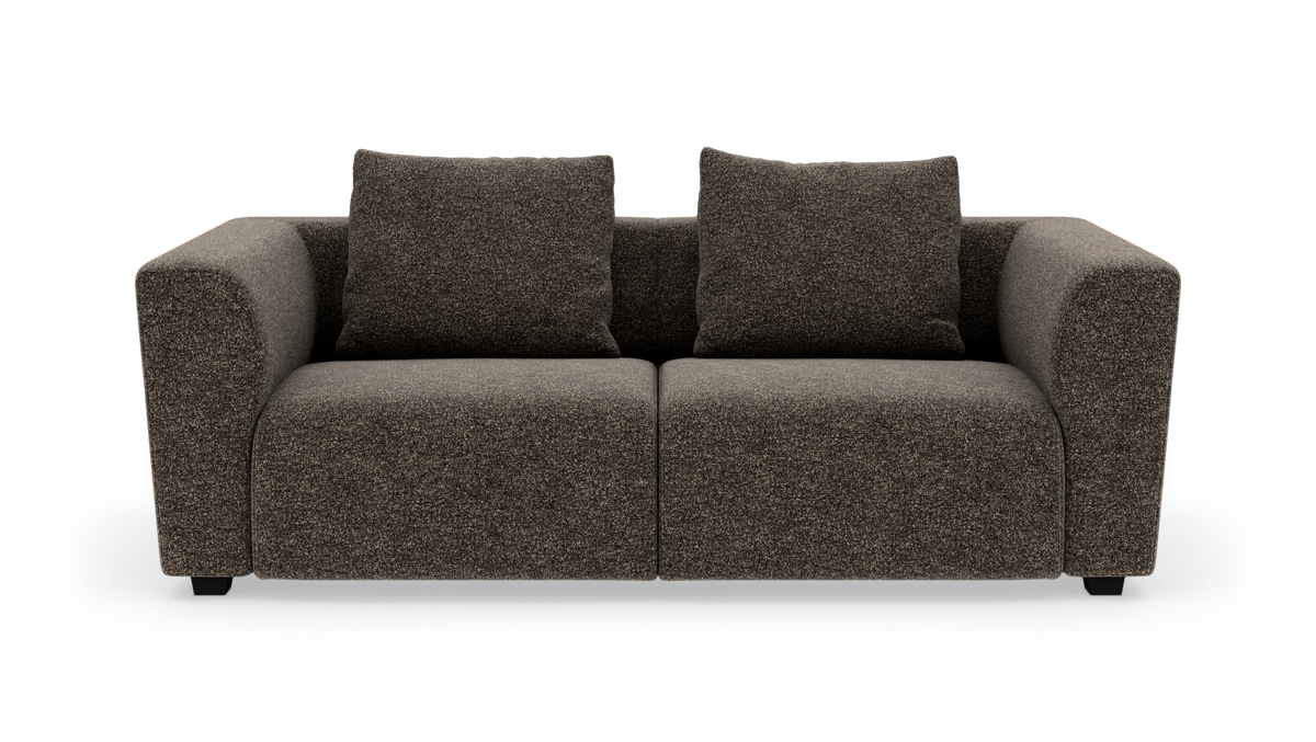 Brun 2-personers sofa med bløde, afrundede armlæn og to rygpuder, frilagt på hvid baggrund.