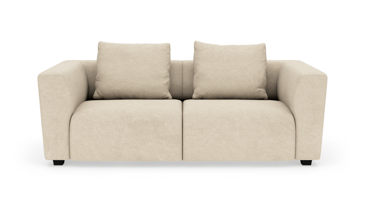 Beige 2-personers sofa med brede armlæn og to ryghynder, set forfra på hvid baggrund.