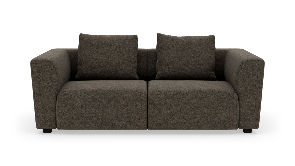 Brun 2-personers sofa med brede armlæn og to ryghynder, frilagt på hvid baggrund.