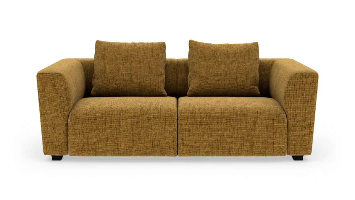 Sennepsgul 2-personers sofa med to løse rygpuder, set forfra.