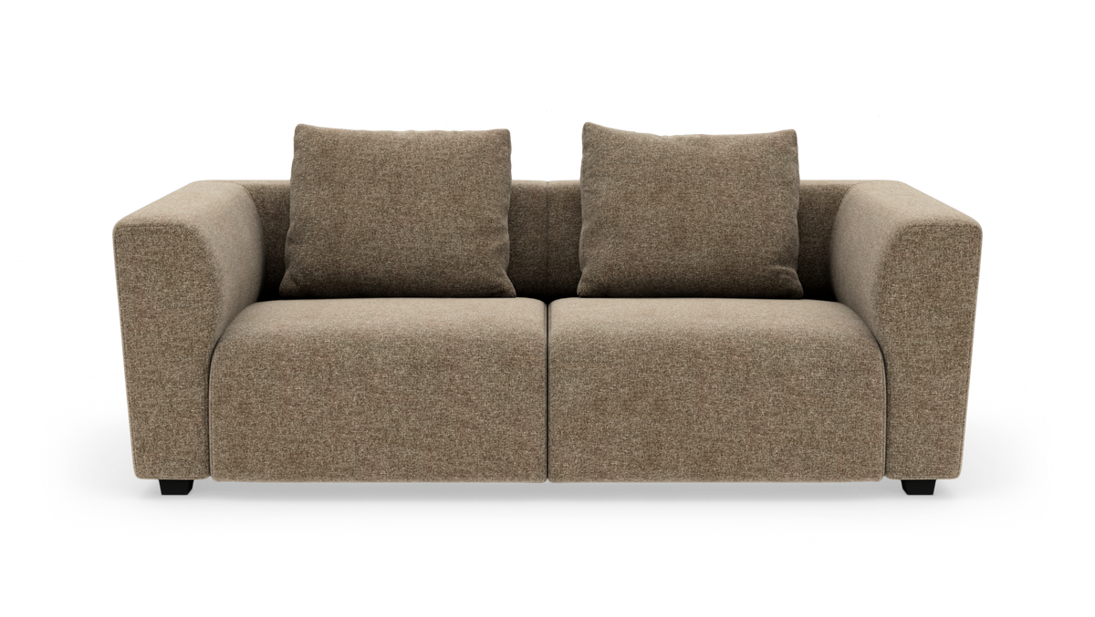 Brun to-personers sofa med to rygpuder, fotograferet lige for i studieopsætning.