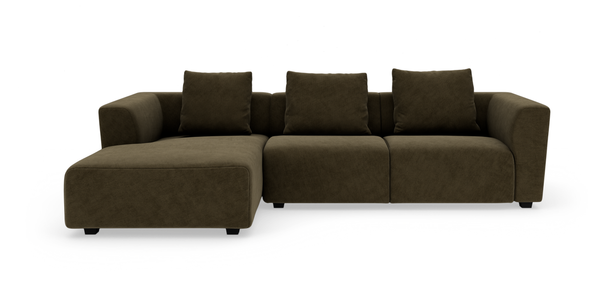 Mørkebrun modulsofa med venstre chaiselong, tre siddepladser og fire løse rygpuder, blød afrundet design.