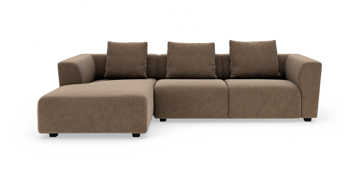 Brun modulsofa med venstrevendt chaiselong, tre siddesæder og blødt afrundede armlæn.