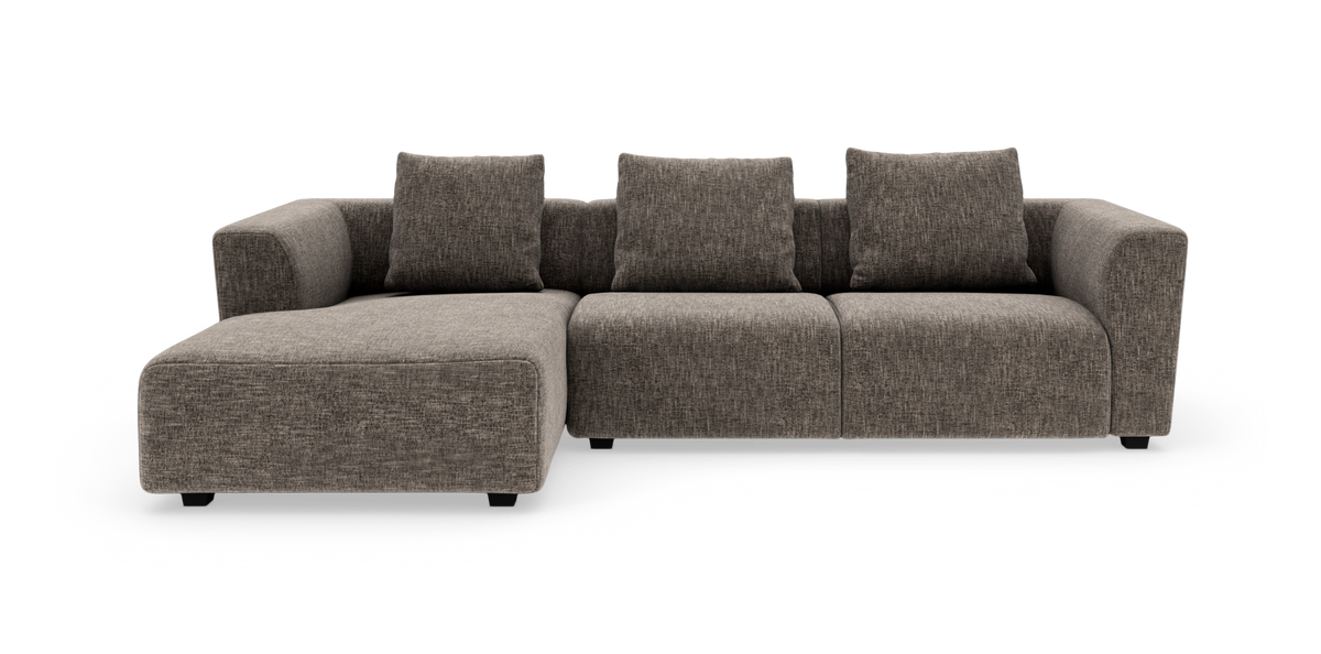 Brungrå modulsofa med venstrevendt chaiselong og tre ryghynder, frilagt på hvid baggrund.