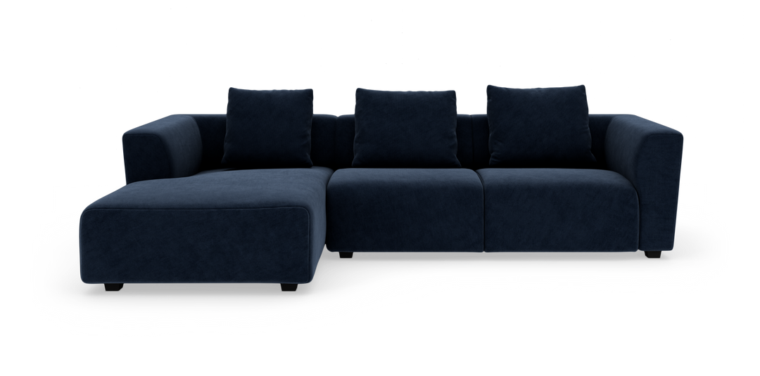 Mørkeblå modulsofa med chaiselong til venstre, set direkte forfra på hvid baggrund.