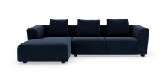 Mørkeblå modulsofa med chaiselong til venstre, set direkte forfra på hvid baggrund.