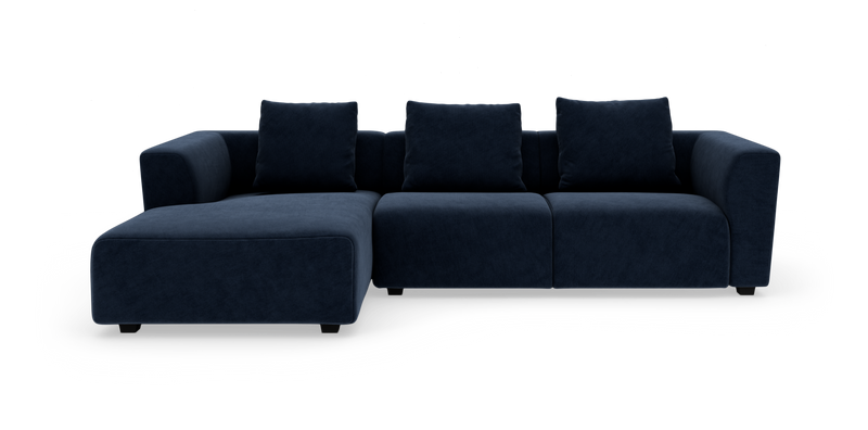 Mørkeblå modulsofa med chaiselong til venstre, set direkte forfra på hvid baggrund._ps
