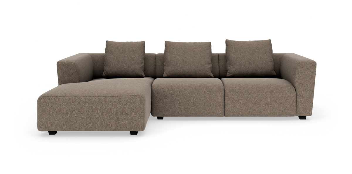 Brun-beige modulsofa med chaiselong til venstre, fire ryghynder, frilagt på hvid baggrund.