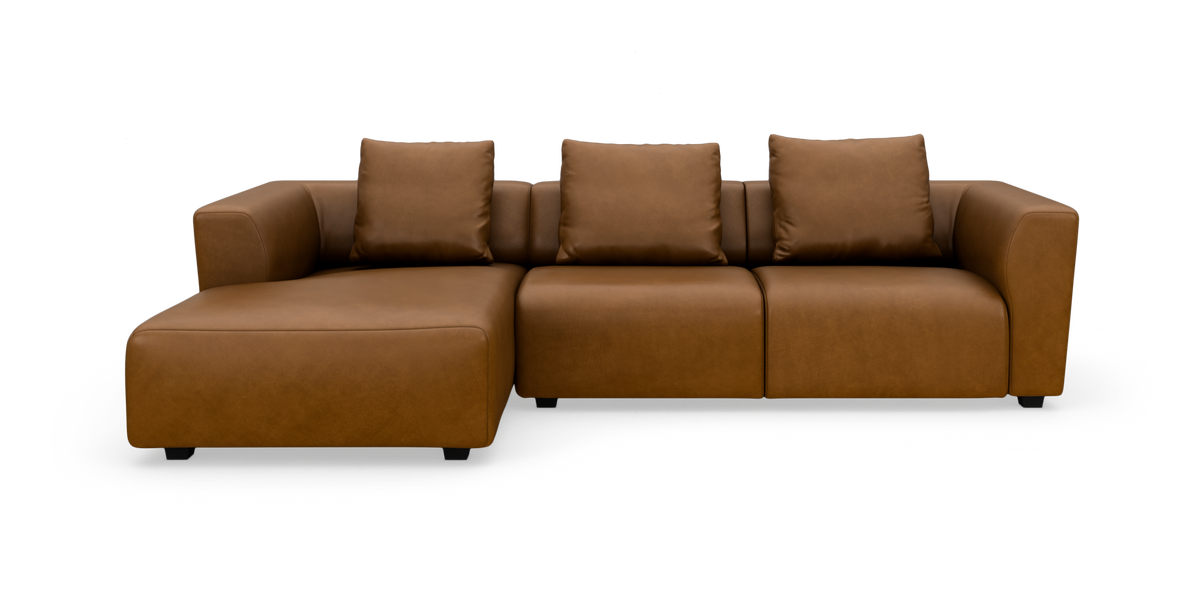 Brun modulsofa i læder med venstrevendt chaiselong og tre rygpuder, fritstående mod hvid baggrund.