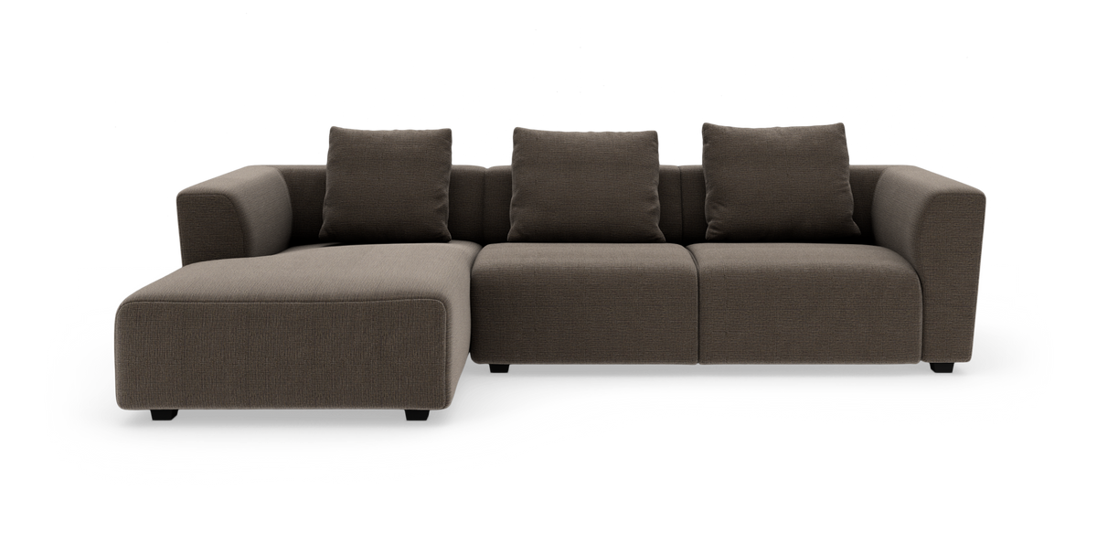 Brun modulsofa med chaiselong til venstre, tre ryghynder og afrundede armlæn på hvid baggrund.
