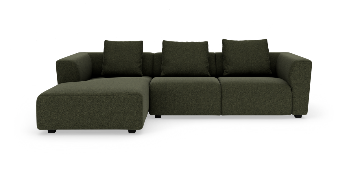 Mørkegrøn modulsofa i tekstil med chaiselong til venstre, tre siddepladser og løse ryghynder, frilagt på hvid baggrund.