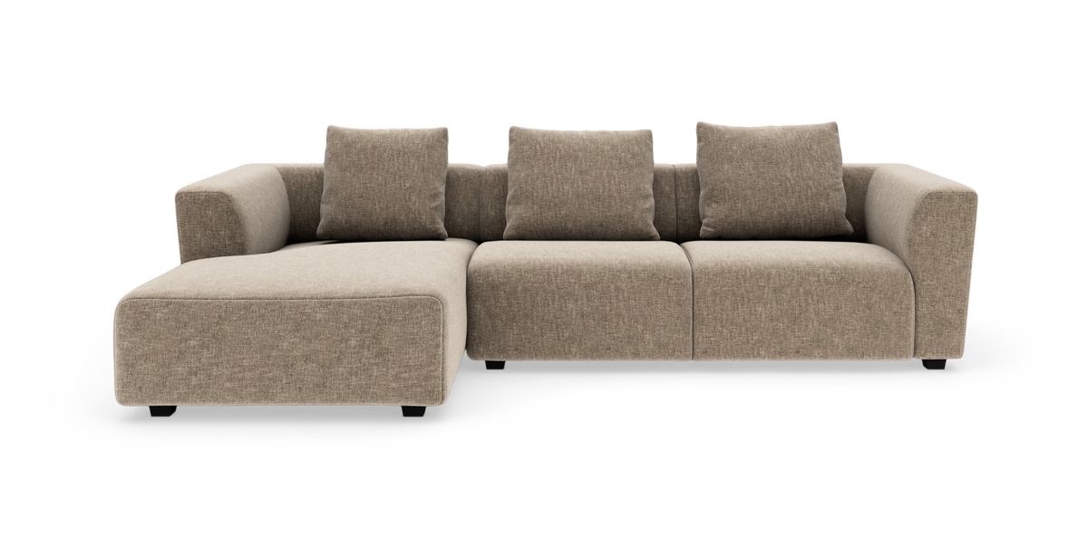 Beige modulsofa med venstrevendt chaiselong og tre ryghynder, fritstående på hvid baggrund.