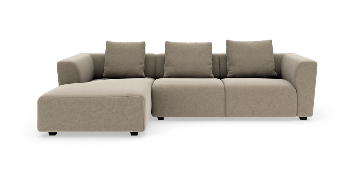 Beige modulsofa med venstrevendt chaiselong, tre sæder og fire ryghynder på hvid baggrund.