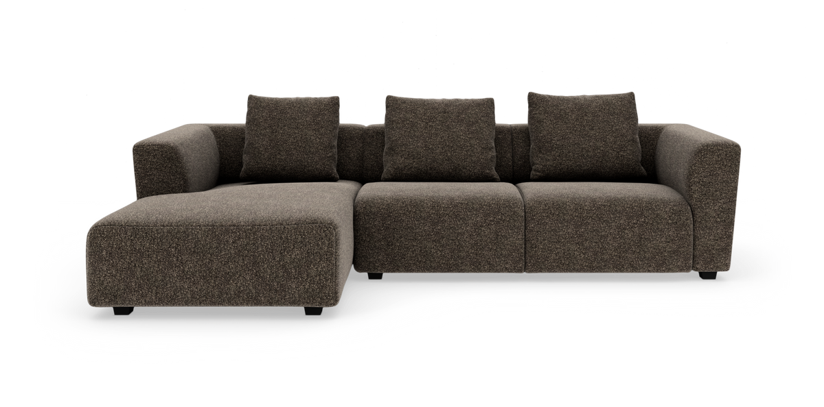 Brun modulsofa med venstrevendt chaiselong og tre rygpuder på hvid baggrund.