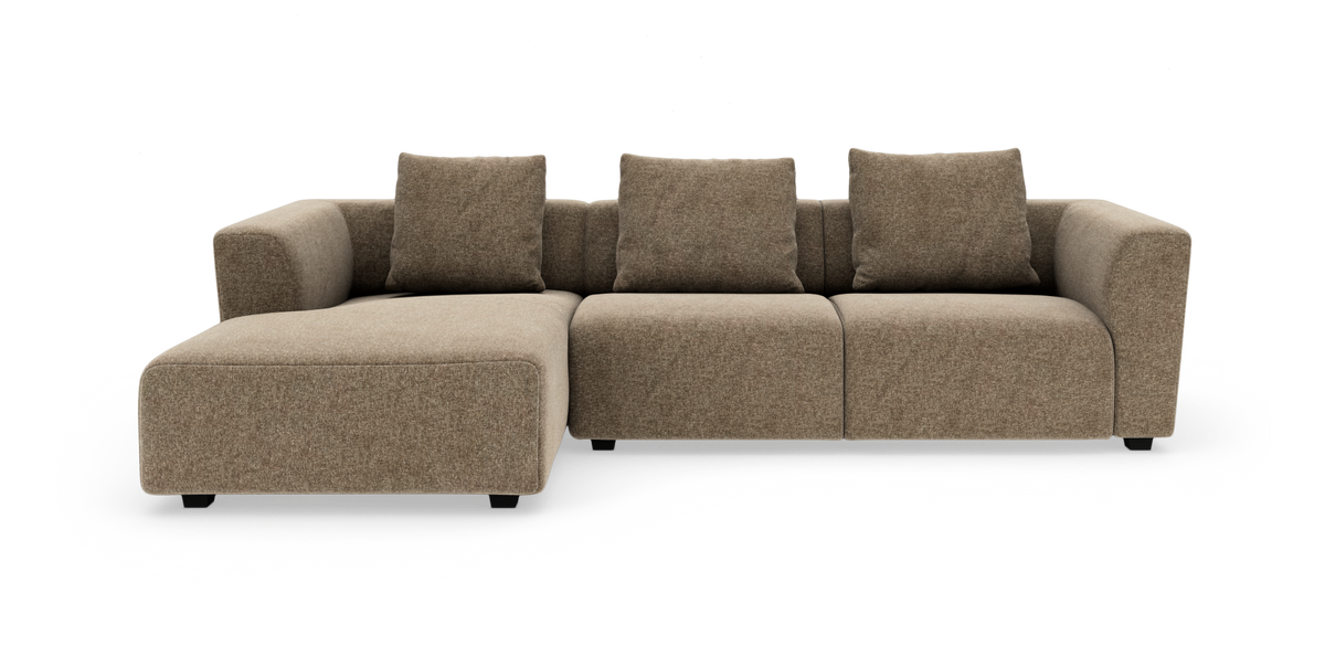 Modulsofa i beige stof med venstrevendt chaiselong og tre rygpuder.