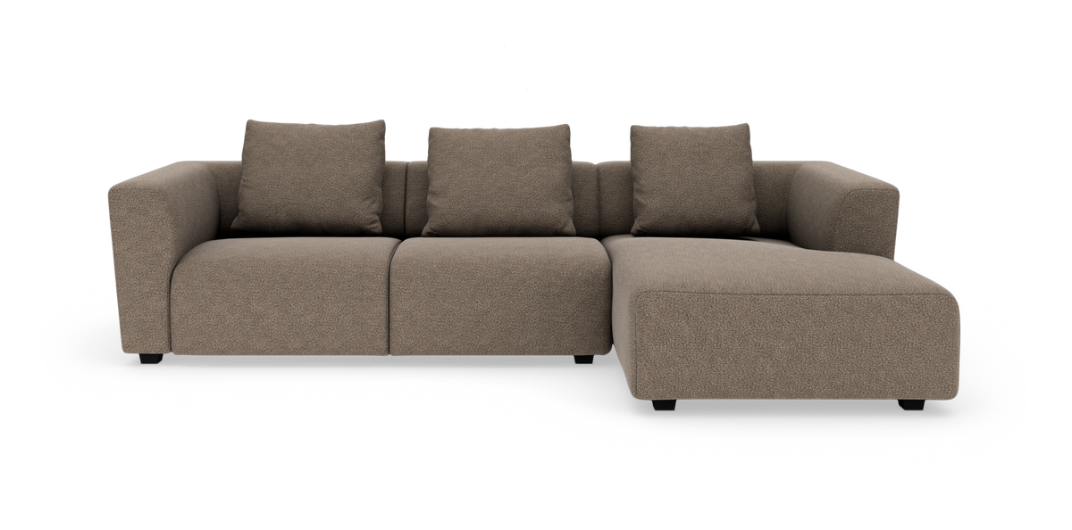 Brun modulsofa med højre chaiselong og fire ryghynder på hvid baggrund.