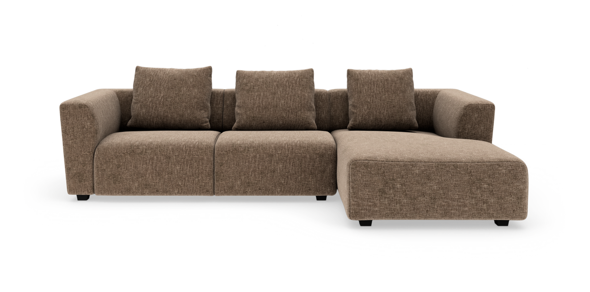 Brun modulsofa med chaiselong til højre, fritstående på hvid baggrund.