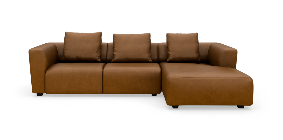Brun modulsofa i læder med chaiselong til højre, set forfra på hvid baggrund.
