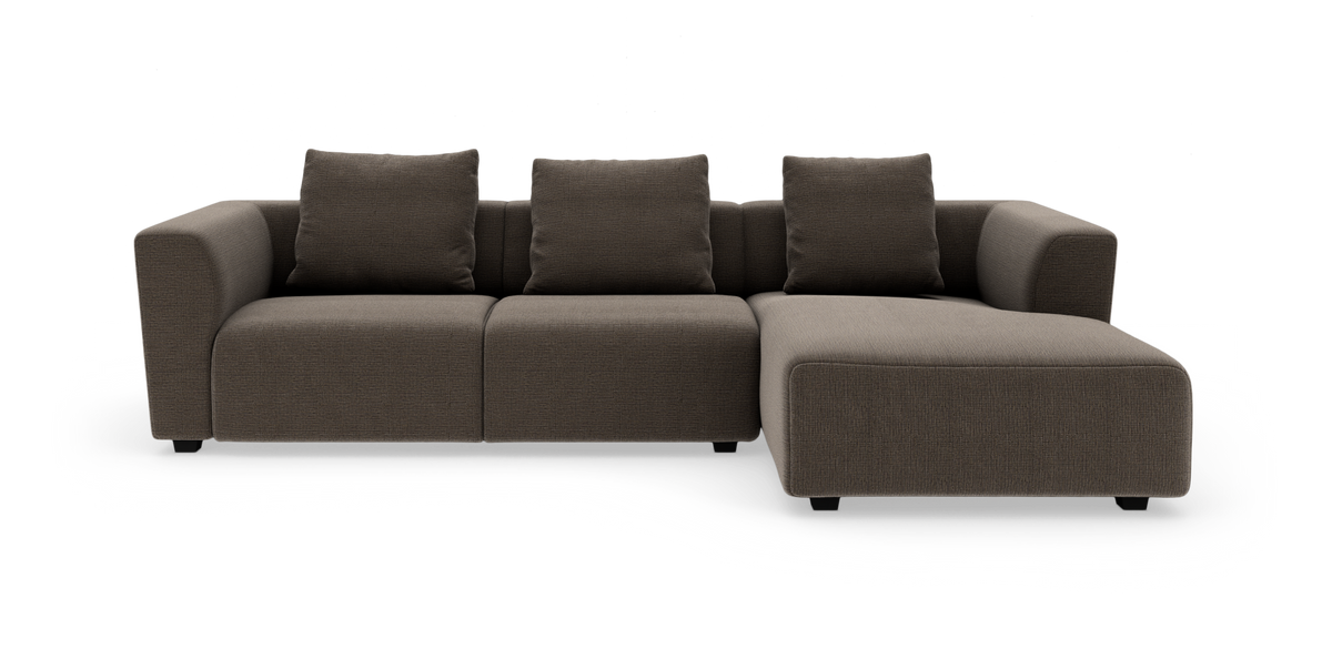Brun modulsofa med chaiselong til højre, tre sædehynder og tre rygpuder, frilagt på hvid baggrund.