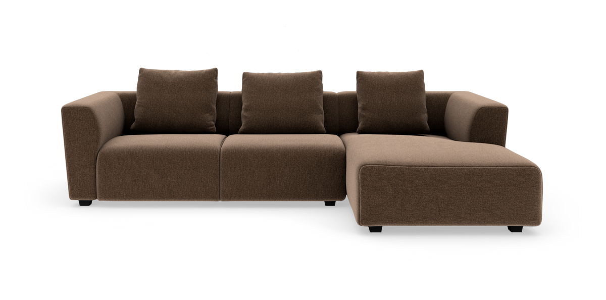 Brun modulsofa med chaiselong til højre og tre rygpuder, fritlagt produktbillede.