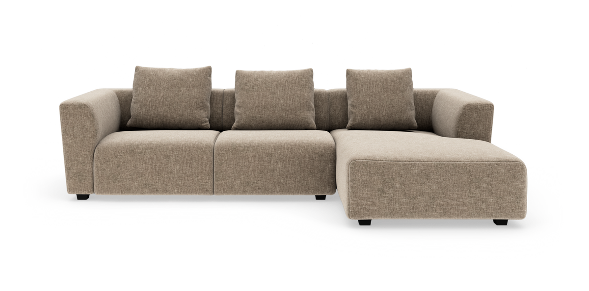 Beige modulsofa med højre chaiselong, tre sæder og fire rygpuder, frontvisning på hvid baggrund.