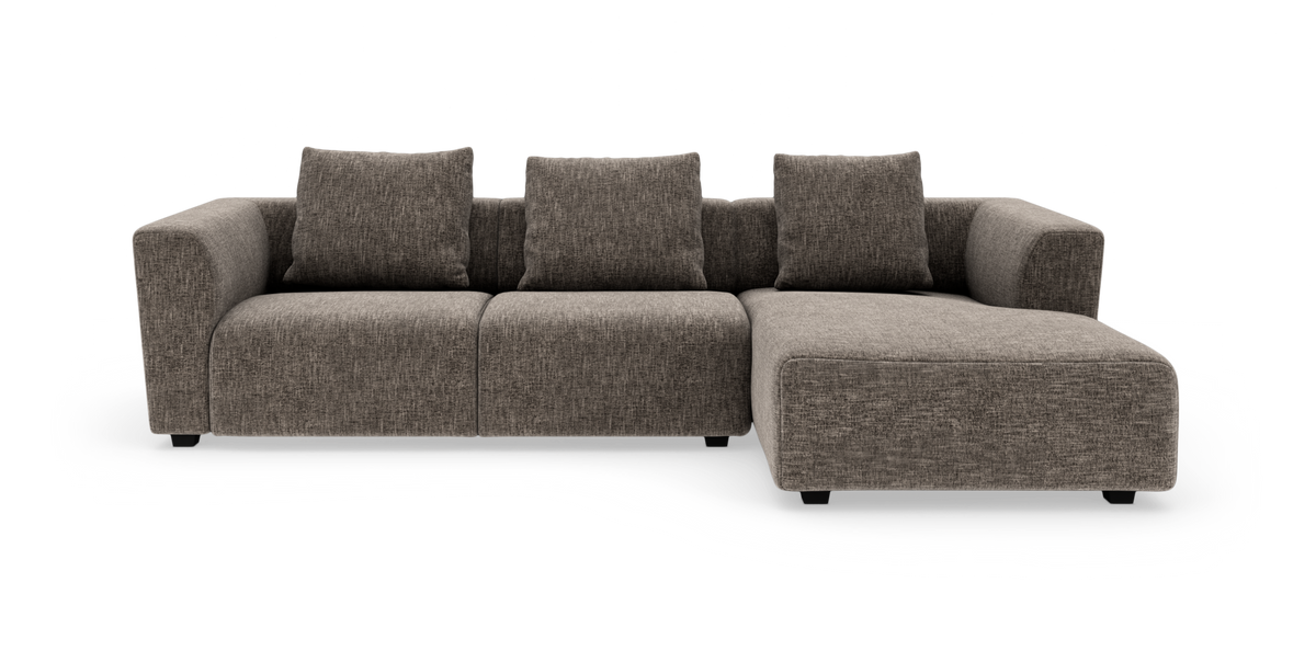 Brungrå modulsofa med chaiselong til højre og tre rygpuder, polstret i meleret stof, frilagt på hvid baggrund.