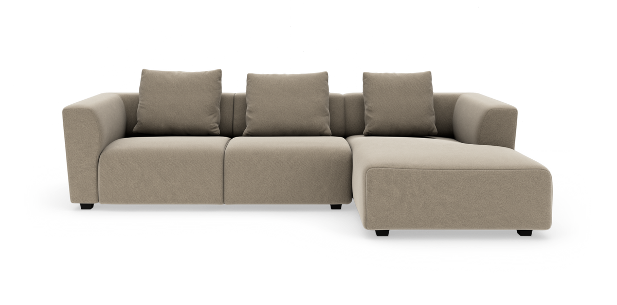 Beige modulsofa med chaiselong til højre, tre ryghynder og bløde afrundede armlæn.