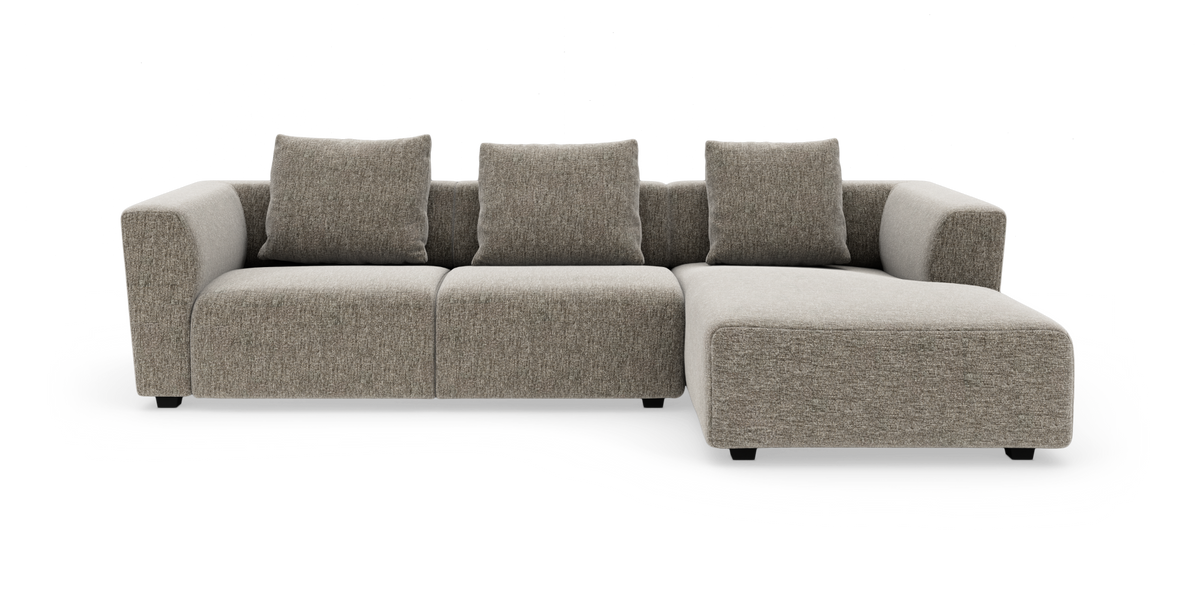 Modulær hjørnesofa med chaiselong til højre i gråbeige tekstil og tre ryghynder.