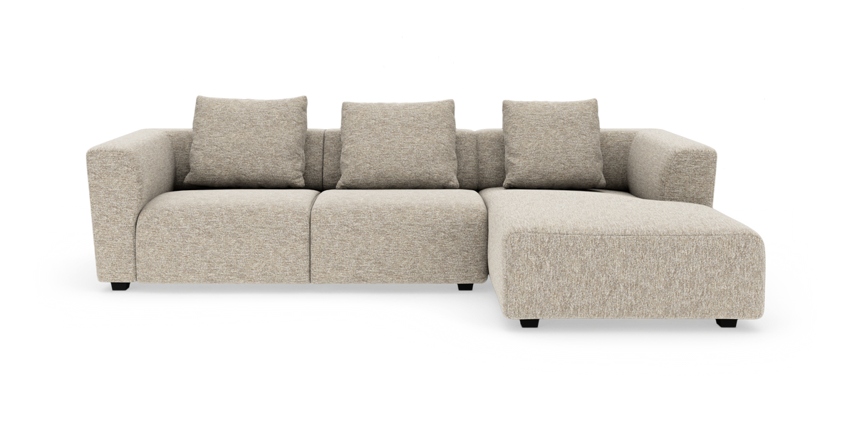 Beige modulsofa med chaiselong til højre, isoleret på hvid baggrund.