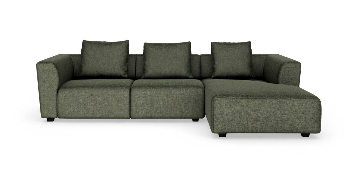 Grøn modulsofa med højre chaiselong og fire ryghynder i stof på hvid baggrund.