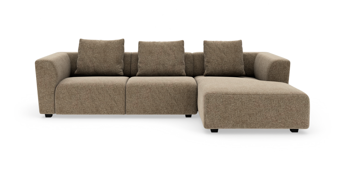 Brun hjørnesofa med chaiselong til højre og fire ryghynder, frilagt på hvid baggrund.