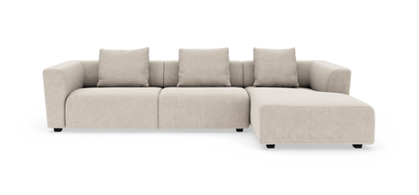 Beige modulsofa med chaiselong til højre og fire rygpuder, frontvisning.