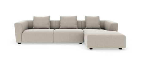 Beige modulsofa med chaiselong til højre, fire ryghynder, frontvisning på hvid baggrund.