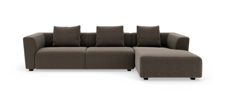 Brun modulsofa med højre chaiselong og fire puder, frilagt på hvid baggrund.