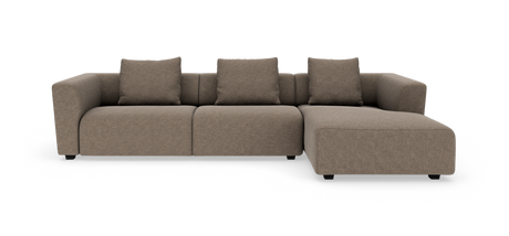 Brun L‑sofa med højrevendt chaiselong og fire ryghynder i moderne stofpolstring.