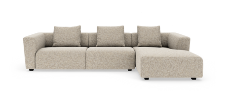 Beige modulsofa med chaiselong og fire puder, frilagt på hvid baggrund.