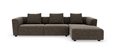 Modulsofa i brunmeleret tekstil med højre chaiselong og fire løse ryghynder, fotograferet lige forfra.
