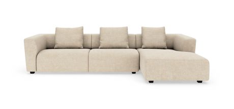 Beige hjørnesofa med chaiselong til højre, fire rygpuder og afrundede armlæn.