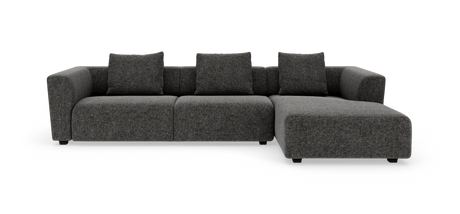 Mørkegrå modulsofa med chaiselong til højre og fire rygpuder, moderne design set forfra på hvid baggrund.