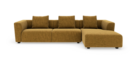 Modulsofa i sennepsgul tekstil med højrevendt chaiselong, fire rygpuder og blødt afrundede armlæn.