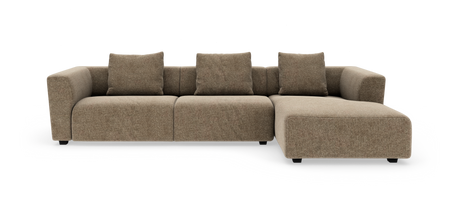 Brun beige modulsofa med chaiselong til højre og fire rygpuder, fritlagt på hvid baggrund.