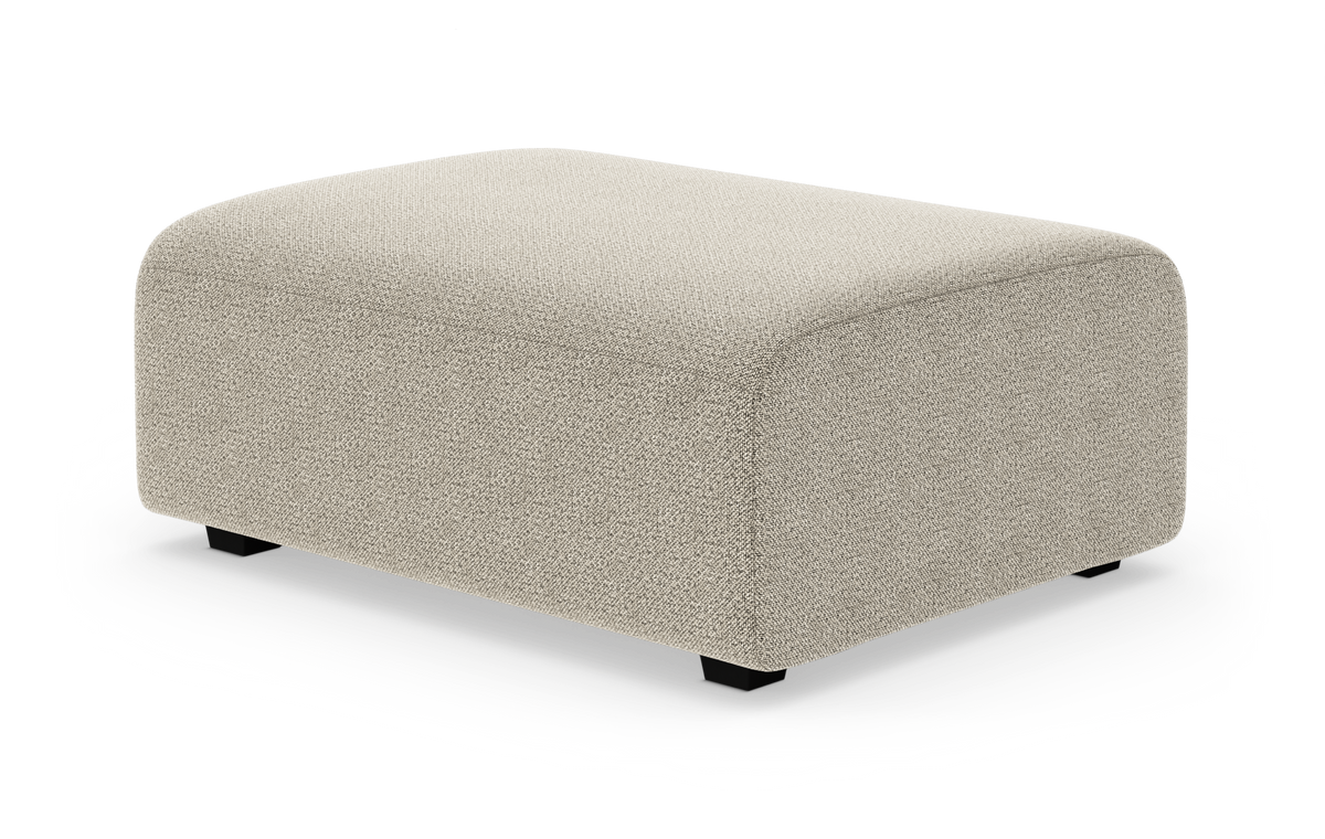 Beige skammel/ottoman i tekstil med afrundede hjørner på hvid baggrund.