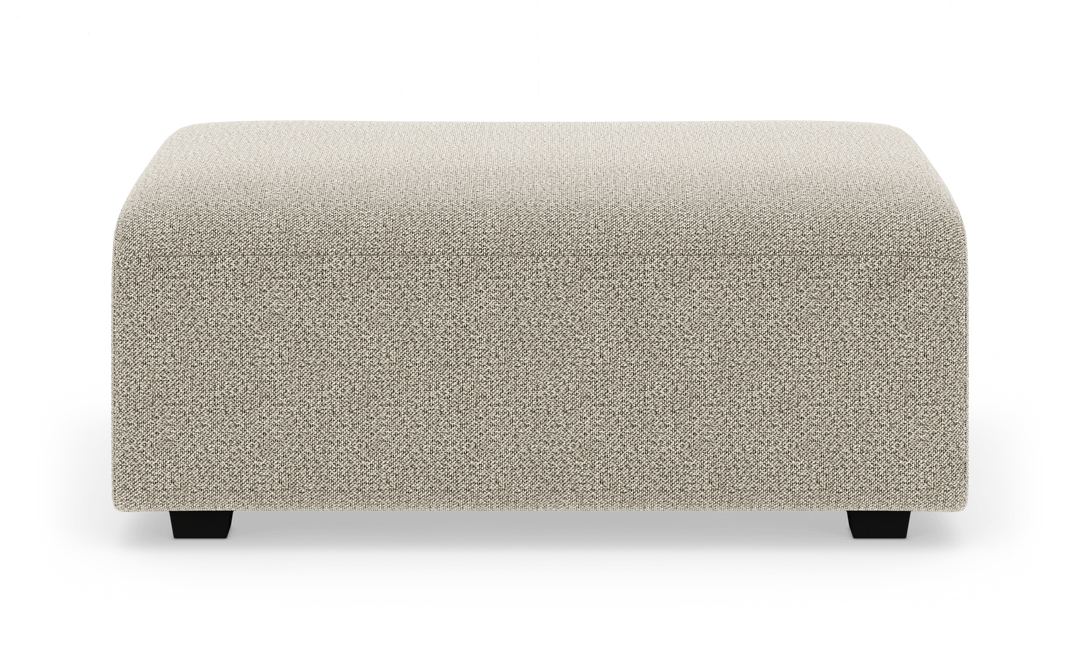 Beige rektangulær puf/ottoman i tekstil med afrundede hjørner, frilagt på hvid baggrund.
