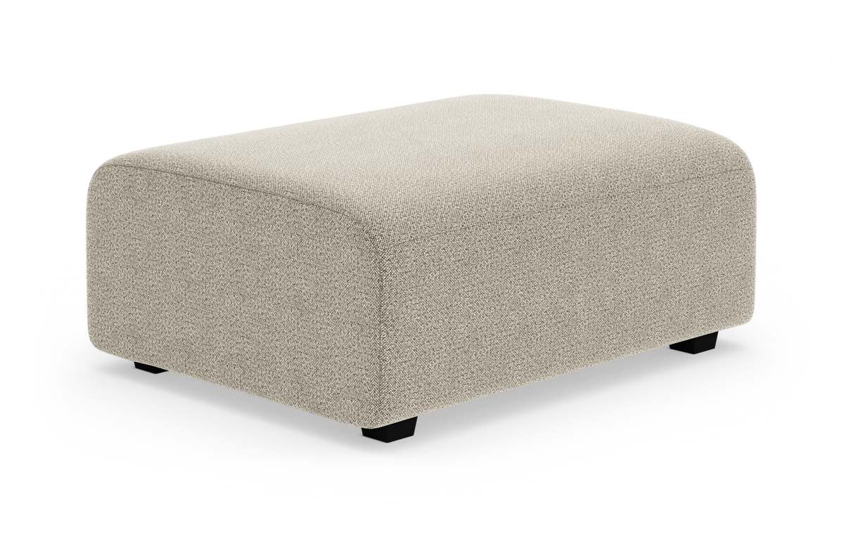 Beige rektangulær puf/ottoman frilagt på hvid baggrund.