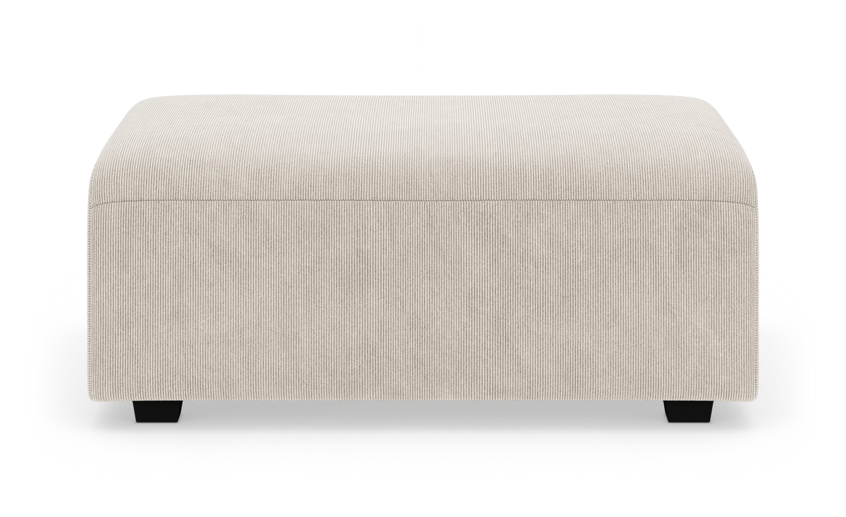 Beige puf i kordfløjl, frontvisning mod hvid studiobaggrund.